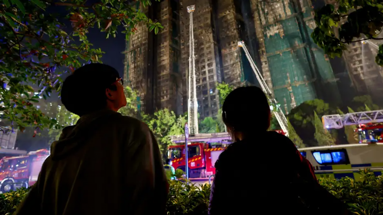 Asciende a 128 la cifra de muertos del incendio de Hong Kong