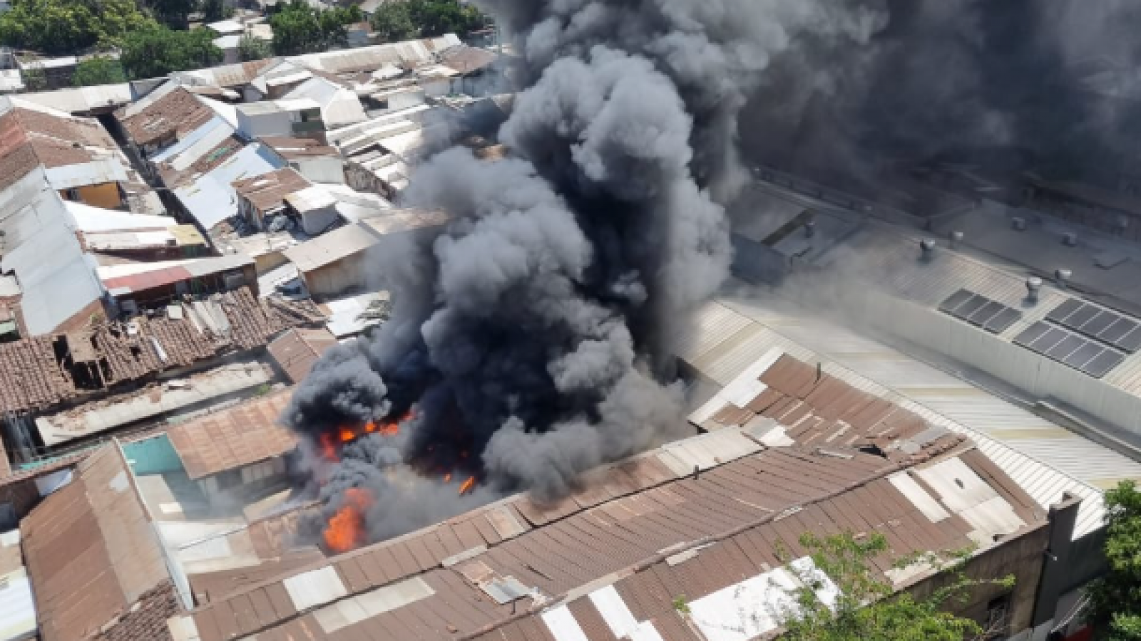Bomberos combaten incendio en locales y casas en Santiago Centro