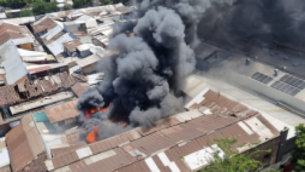 <p>Bomberos combaten incendio en locales y casas en Santiago Centro</p>Bomberos combaten incendio en locales y casas en Santiago Centro
