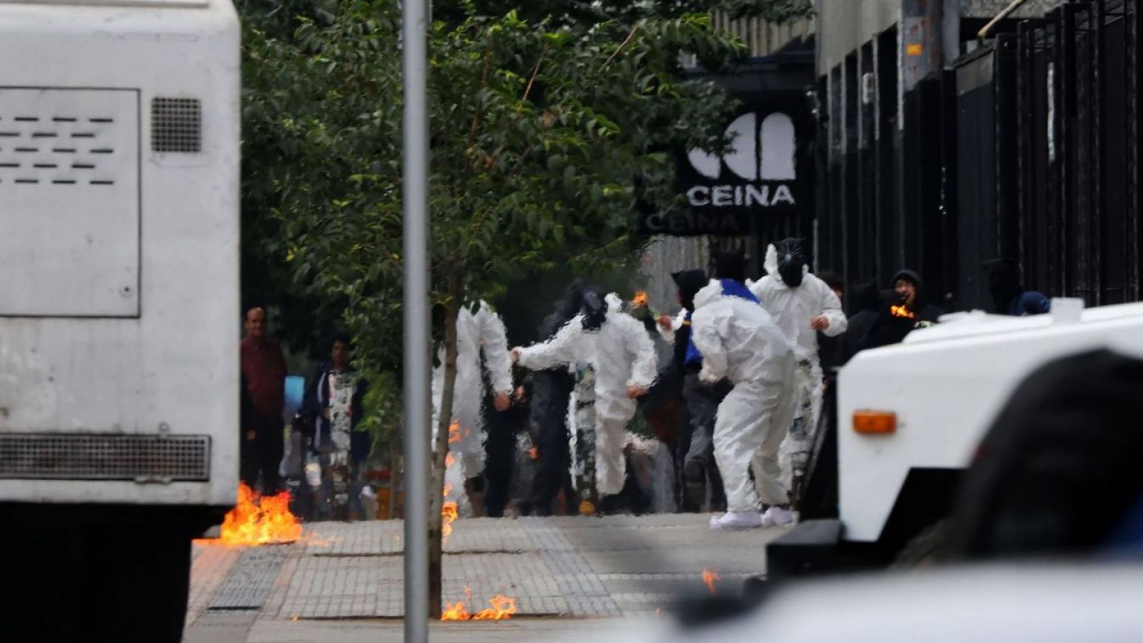 "Overoles blancos" arrojan bencina a tres profesoras del Instituto Nacional