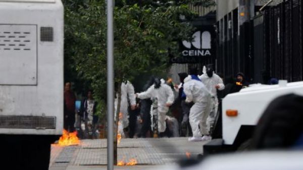 <p>"Overoles blancos" arrojan bencina a tres profesoras del Instituto Nacional</p>"Overoles blancos" arrojan bencina a tres profesoras del Instituto Nacional
