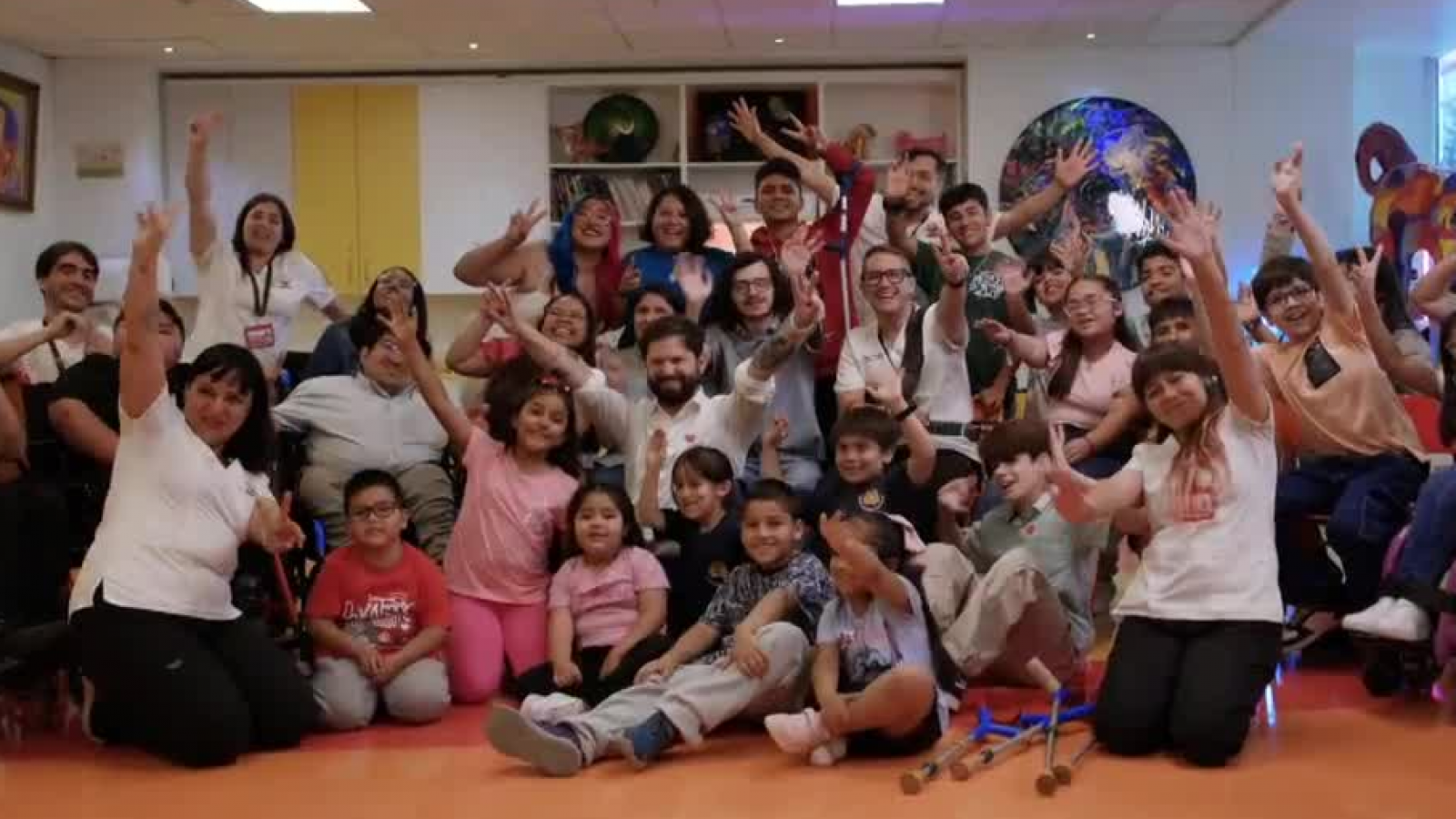 Cantó a todo pulmón y compartió con los niños: la visita del Presidente Boric al Instituto Teletón
