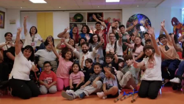 Cantó a todo pulmón y compartió con los niños: la visita del Presidente Boric al Instituto Teletón
