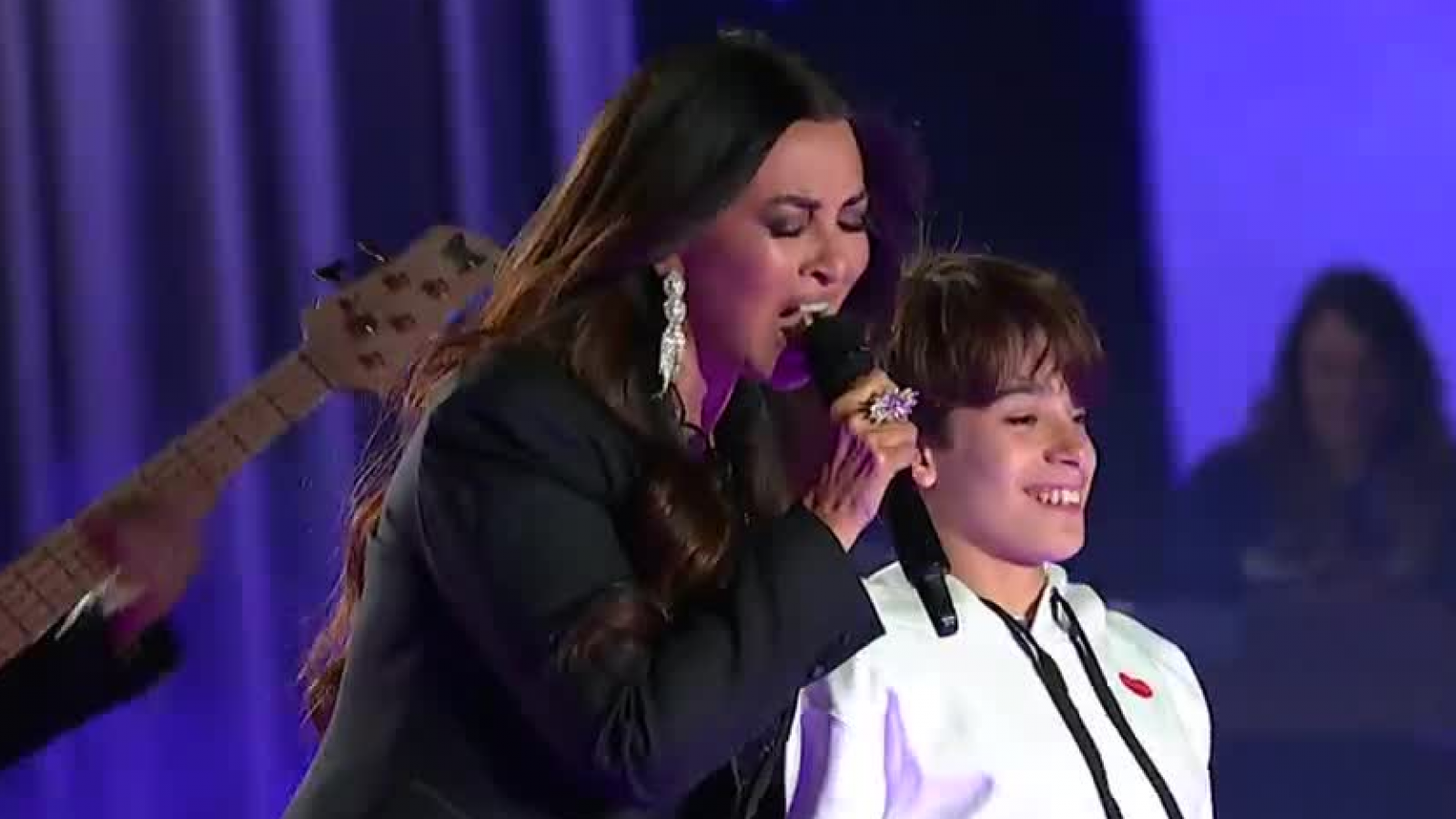 Myriam Hernández abrió el show de cierre de la Teletón ante un eufórico Estadio Nacional
