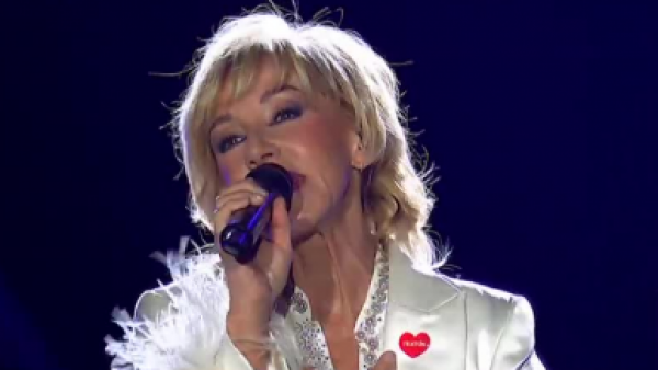 La eterna voz de Mecano: Ana Torroja maravilló al Estadio Nacional con su show en Teletón
