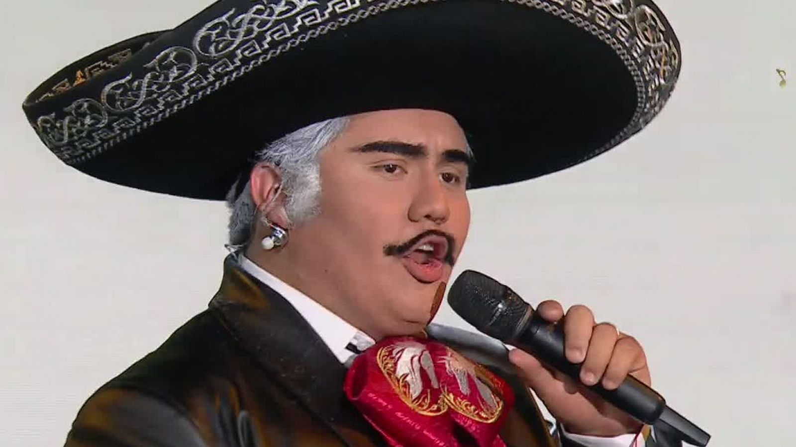 Vicente Fernández: ¡El rey de la ranchera y su poderosa voz!
