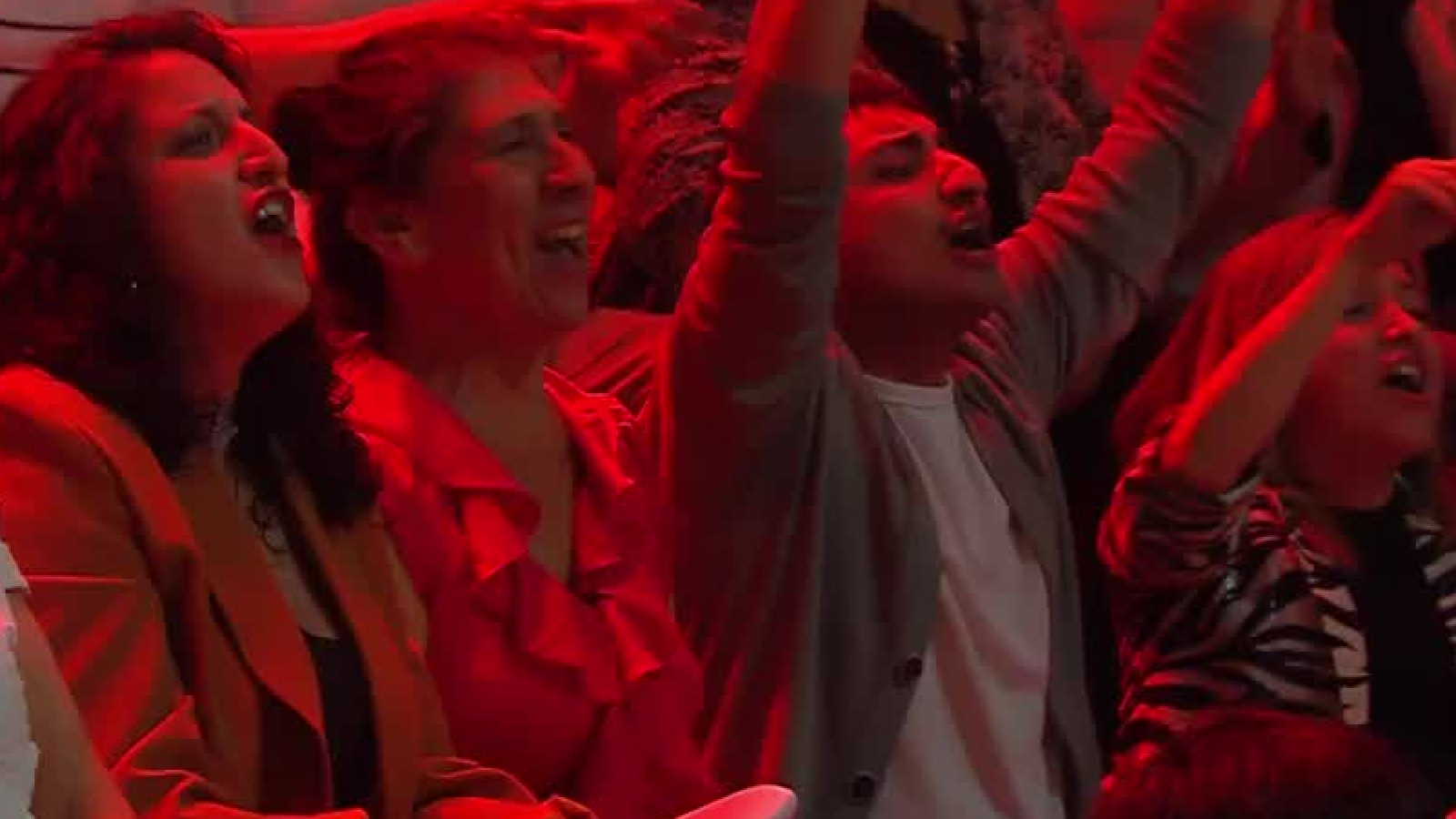 ¡El público goza y canta a todo pulmón en Mi Nombre Es!
