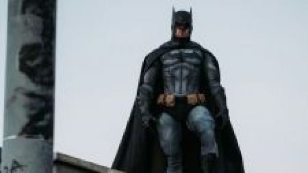 <p>Ver a una persona disfrazada de Batman nos hace más amables, según estudio</p>Ver una persona disfrazada de Batman nos hace más amables, según estudio
