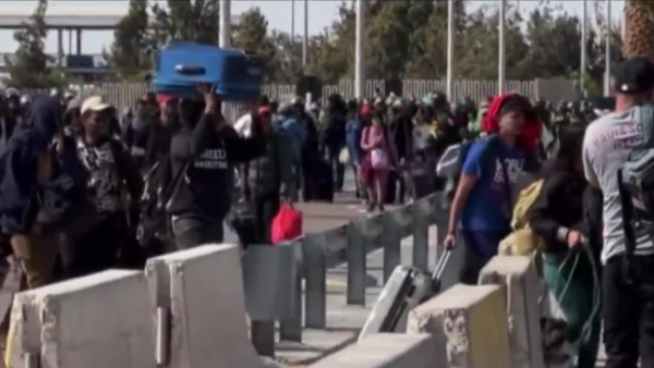 Continúa tensión en la frontera: migrantes cruzaron a Perú y fueron devueltos por la policía
