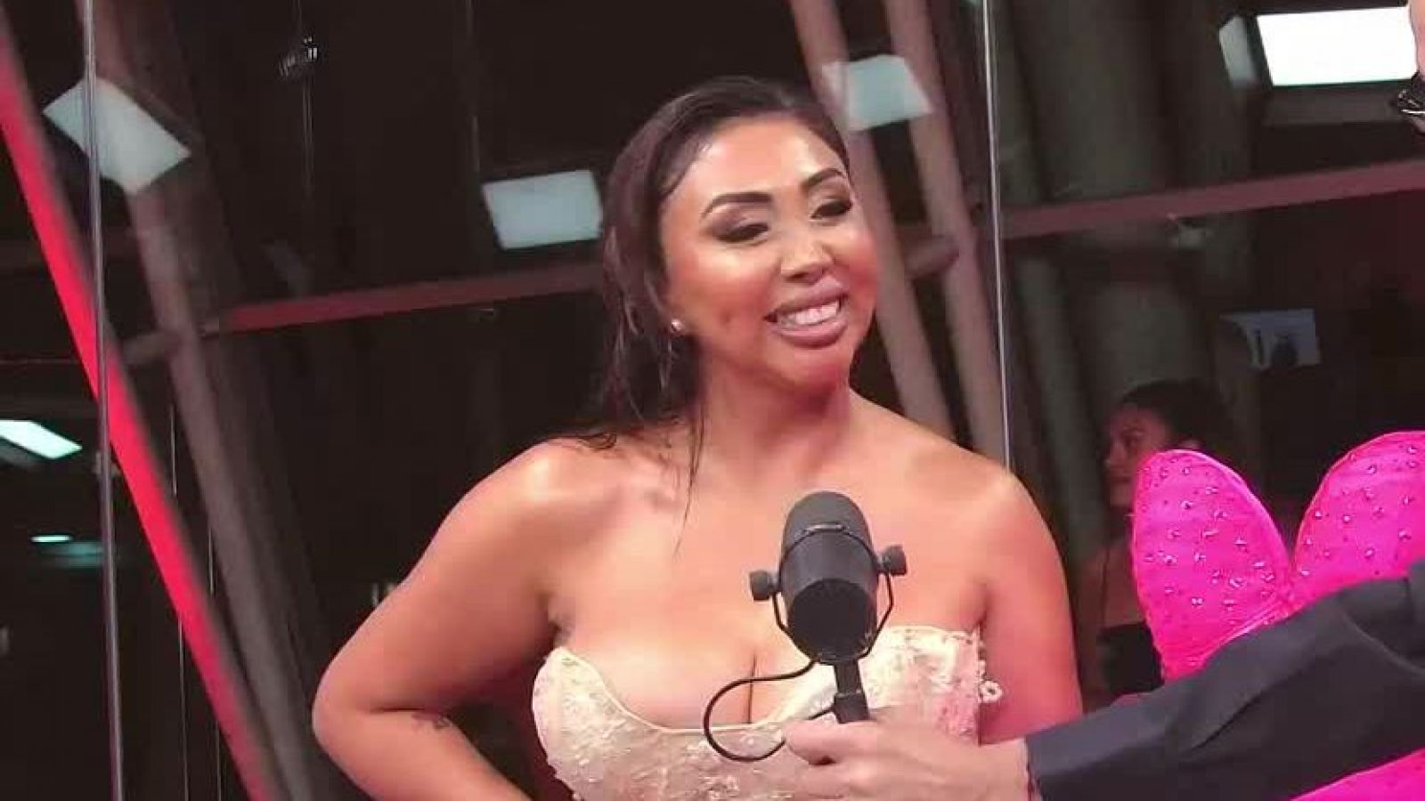Naya Fácil deslumbra en los Copihue con un vestido de evolución
