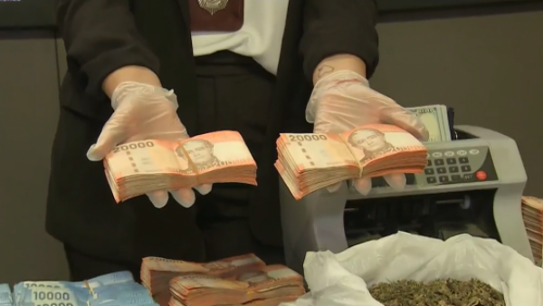 Tenían $600 millones en efectivo: ¿Cómo funcionaba la mafia china desarticulada en Estación Central?
