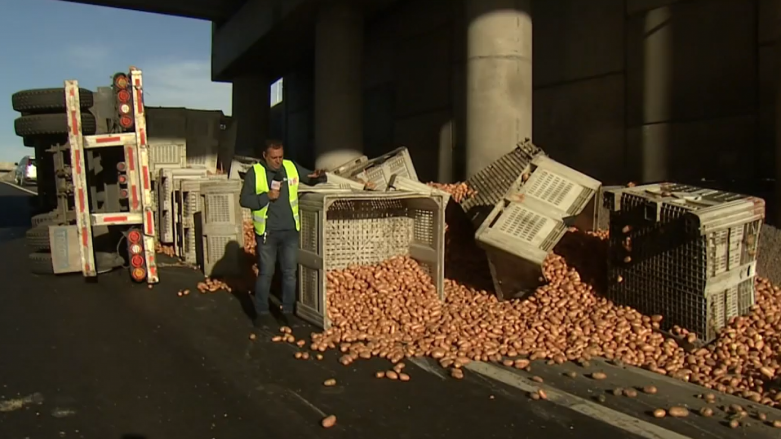 <p>Accidente de camión con 18 toneladas de papas </p>

