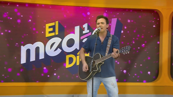 Mario Guerrero canta en 