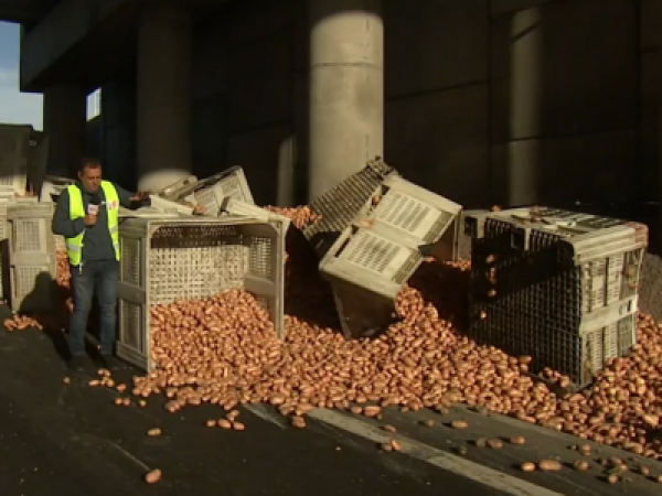 Accidente de camión con 18 toneladas de papas