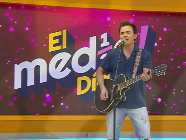 Mario Guerrero canta en 