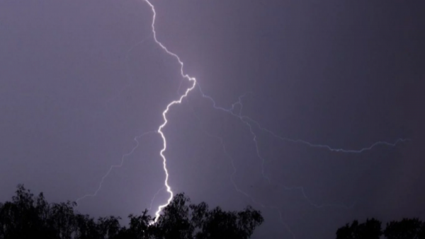<p>Tormenta eléctrica en la región Metropolitana </p>Alertan por tormentas eléctricas para la RM y otras cuatro regiones
