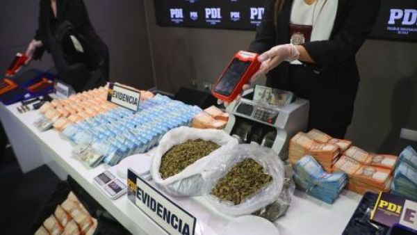 <p>Operación Muralla Oriental: Tres chinos lideraban la mafia del barrio Meiggs</p>Operación Muralla Oriental: Tres chinos lideraban la mafia del barrio Meiggs
