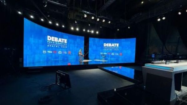 Sin internet, sentados casi de frente y de nuevo en TVN: así será el debate Anatel entre Kast y Jara
