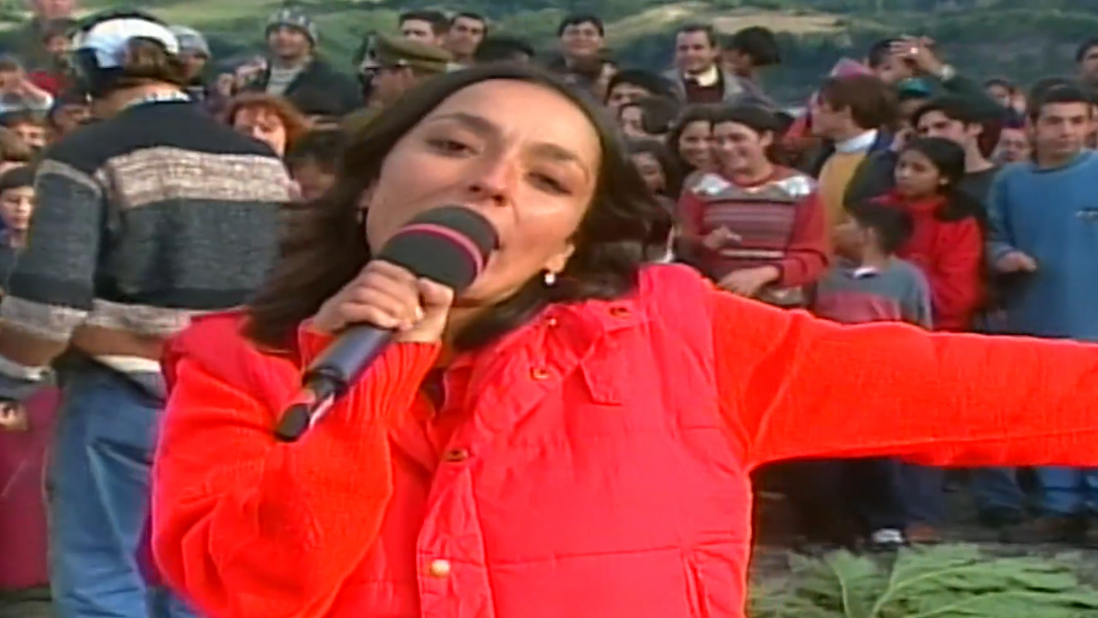 "Yo no sé por qué mi Dios...": Javiera Parra canta el tema central de "La Fiera" en su estreno
