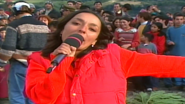 "Yo no sé por qué mi Dios...": Javiera Parra canta el tema central de "La Fiera" en su estreno
