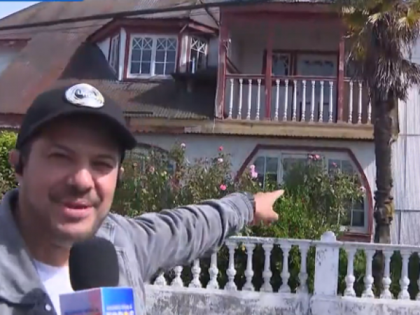 Simón Oliveros visita la casa de Ernesto Lizana