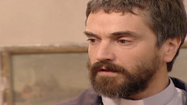 <p>Juan Domínguez les comunica a su familia que deja el sacerdocio </p>La verdad de Juan: Mira el momento de este lunes de "Romané"
