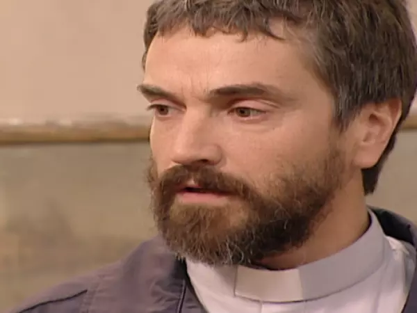 Juan Domínguez les comunica a su familia que deja el sacerdocio