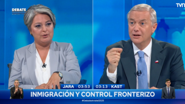 <p>"Tranquilízate un poquito" y "perdona, Jeannette": el tenso cruce entre Jara y Kast</p>"Tranquilízate un poquito" y "perdona, Jeannette": el tenso cruce entre Jara y Kast
