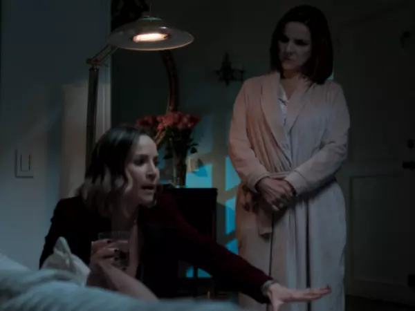 Lucía conversa con Julia en Café con aroma de mujer