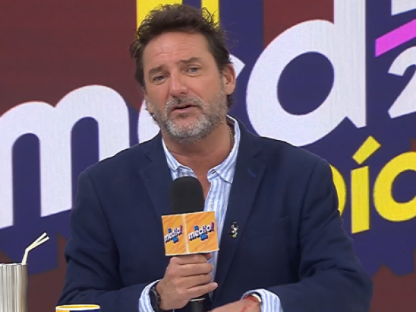 Daniel Fuenzalida le entrega un mensaje de apoyo a Paulina Nin de Cardona