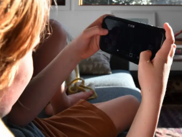 Australia prohibe redes sociales a menores de 16 años