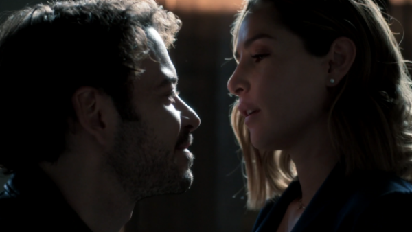 <p>Lucía engaña a Sebastián con su hermano Iván </p>Café con aroma de mujer - T1E113 | Una traición bien cargada
