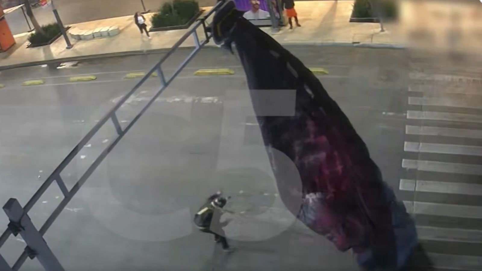 Video muestra a paracaidista quedar enganchado en un semáforo en México