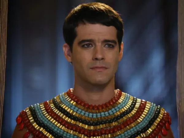 Moisés enfrenta al faraón con una importante decisión