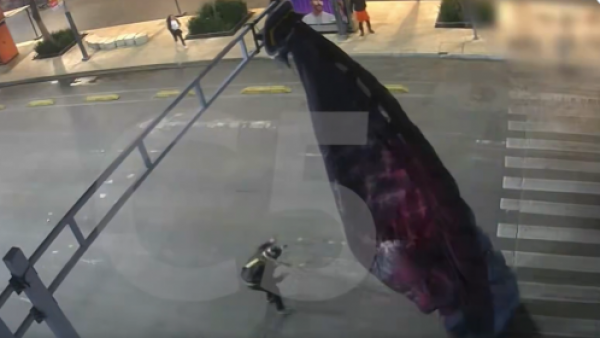 <p>Video muestra a paracaidista quedar enganchado en un semáforo en México</p>Video muestra a paracaidista quedar enganchado en un semáforo en México
