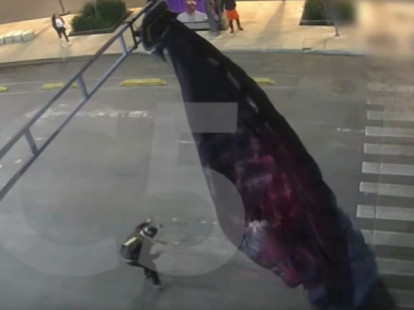 Video muestra a paracaidista quedar enganchado en un semáforo en México