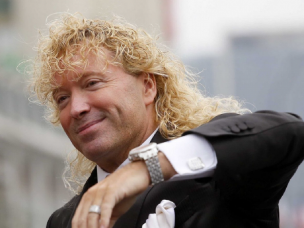 Farkas entrega viviendas a afectados por incendio en Quilpué tras donar su mansión