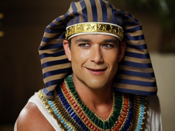 Ramsés finge estar enfermo para llamar la atención Nefertaris