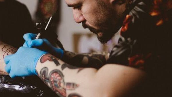 <p>Hombre niega quitarse el tatuaje de su exesposa fallecida y novia cancela la boda</p>Hombre niega quitarse el tatuaje de su exesposa fallecida y novia cancela la boda
