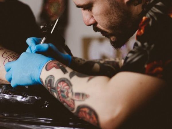 Hombre niega quitarse el tatuaje de su exesposa fallecida y novia cancela la boda