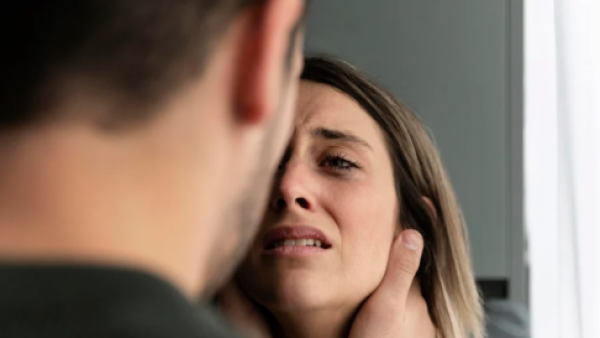 Experta revela la fórmula para seguir en una relación tras una infidelidad
