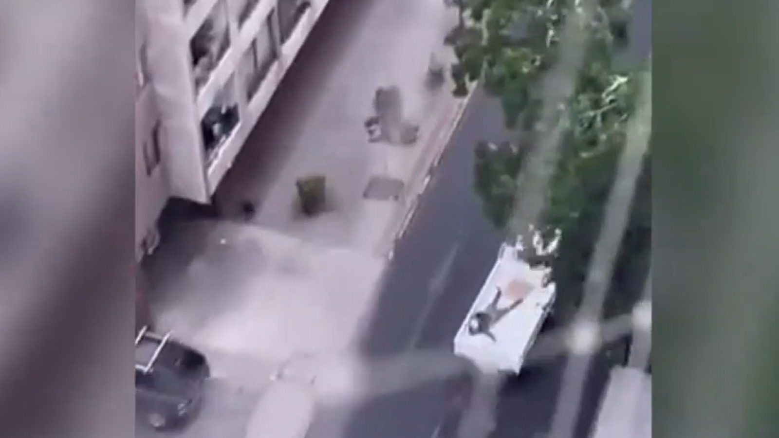 Tras detención ciudadana: Motochorro escapa cinematográficamente al saltar a camión en Santiago Centro
