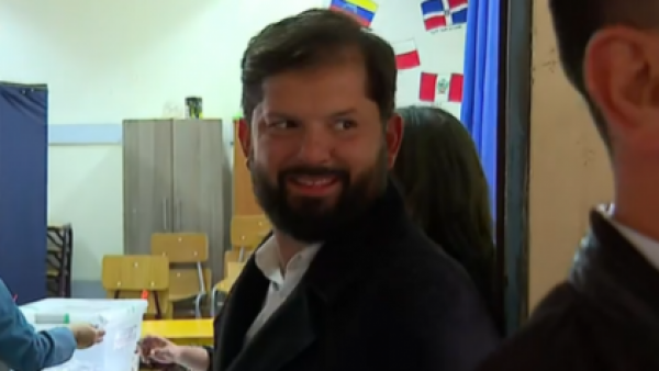 Presidente Boric acompaña a su pareja Paula Carrasco a votar en La Florida