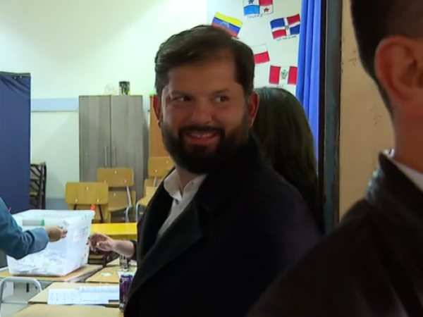 Presidente Boric acompaña a su pareja Paula Carrasco a votar en La Florida