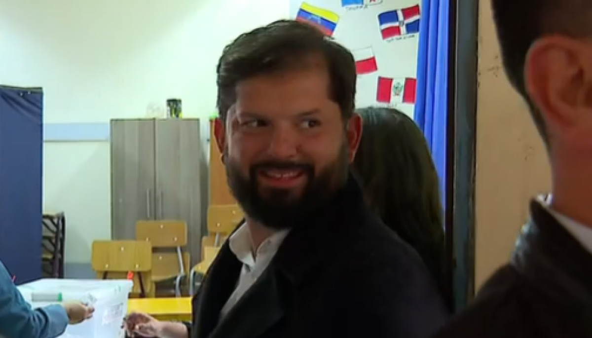 Presidente Boric acompaña a su pareja a votar en La Florida | TVN
