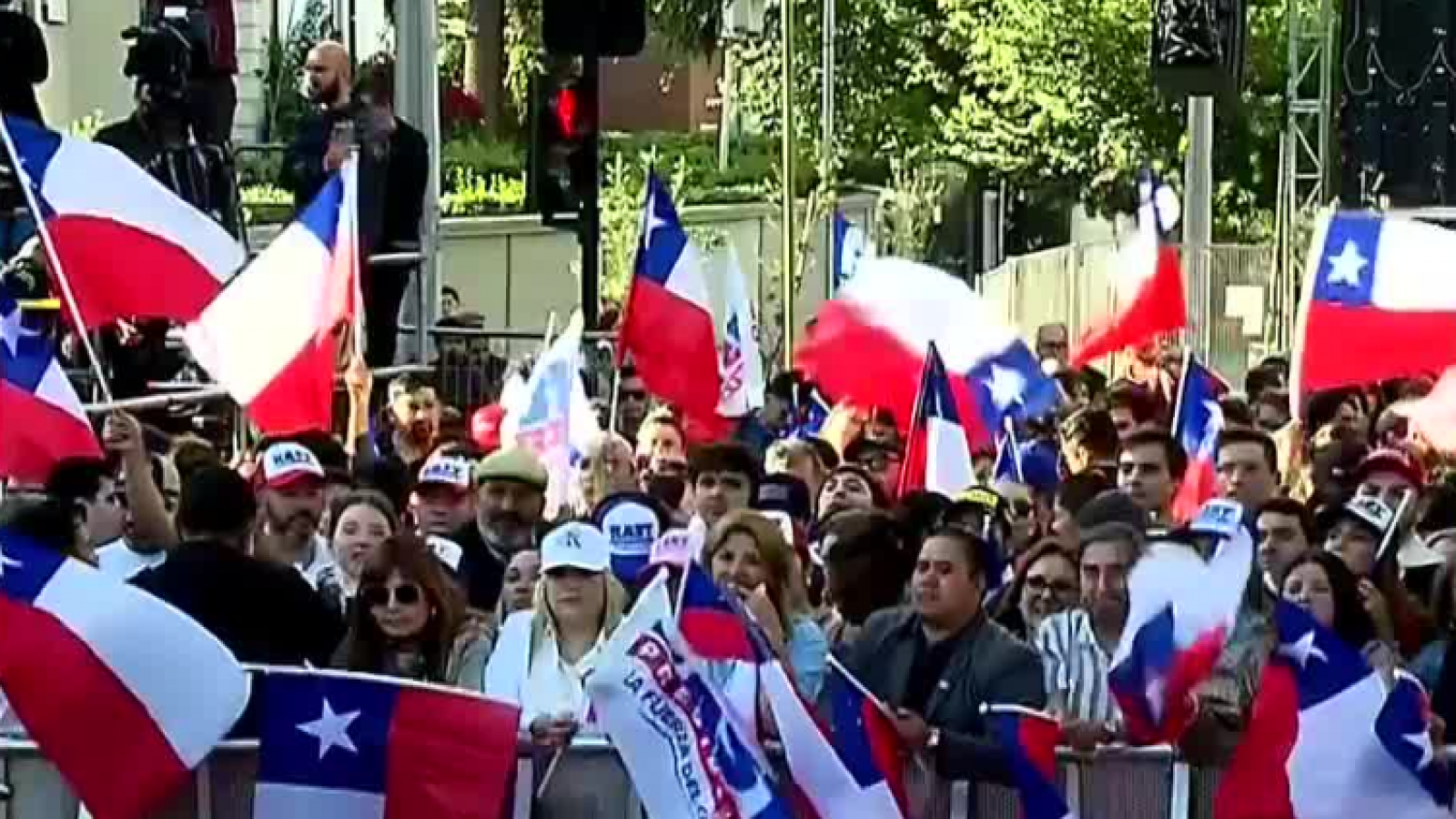 Comienzan las celebraciones en el comando de José Antonio Kast
