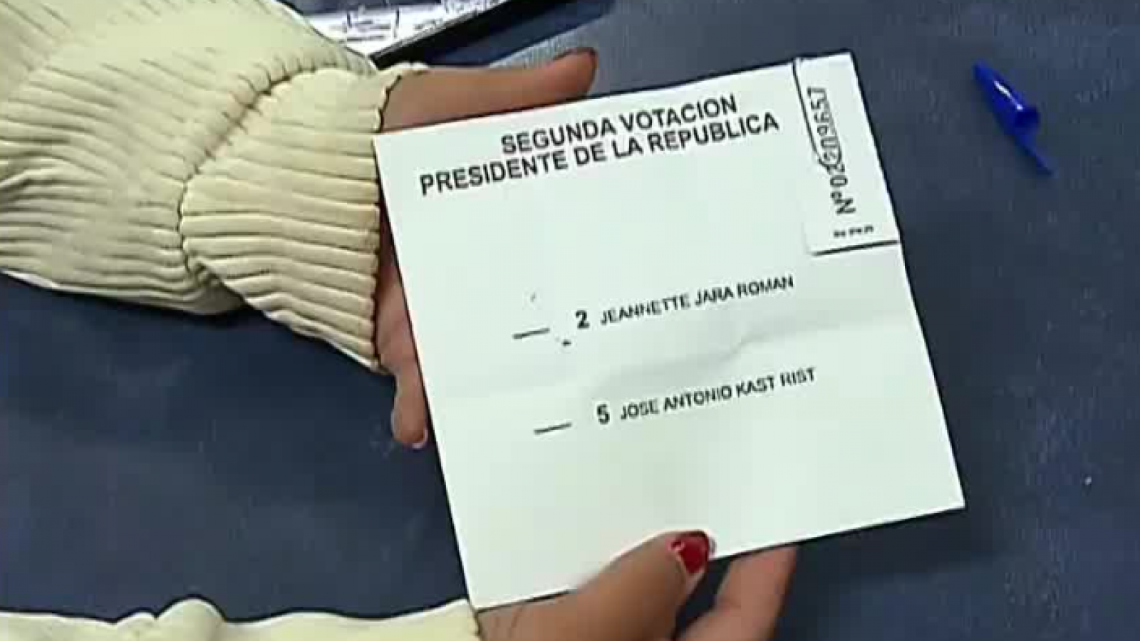 <p>Denuncian voto marcado en mesa 97 de Lo Barnechea</p>
