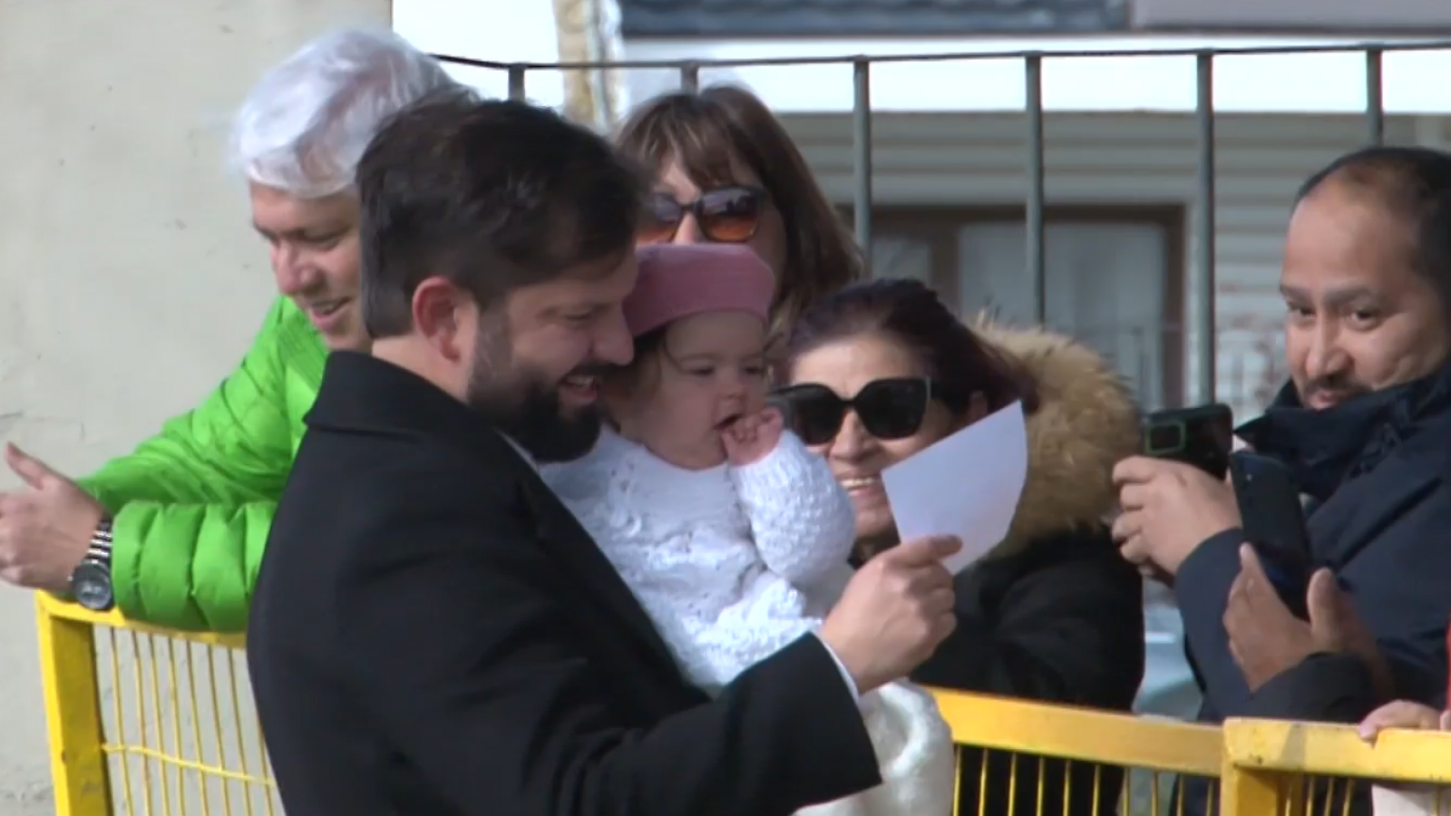 Presidente Boric llega junto a Violeta a su local de votación en Punta Arenas
