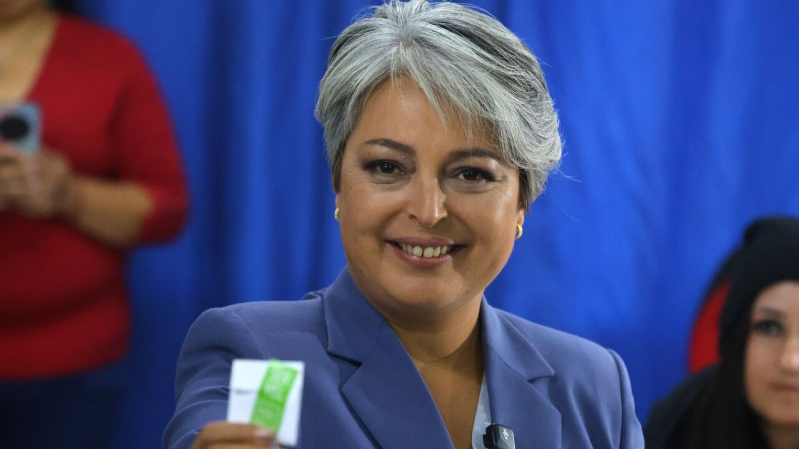 Jeannette Jara tras emitir su voto: "Espero un país que viva sin que sea el odio y el miedo lo principal"
