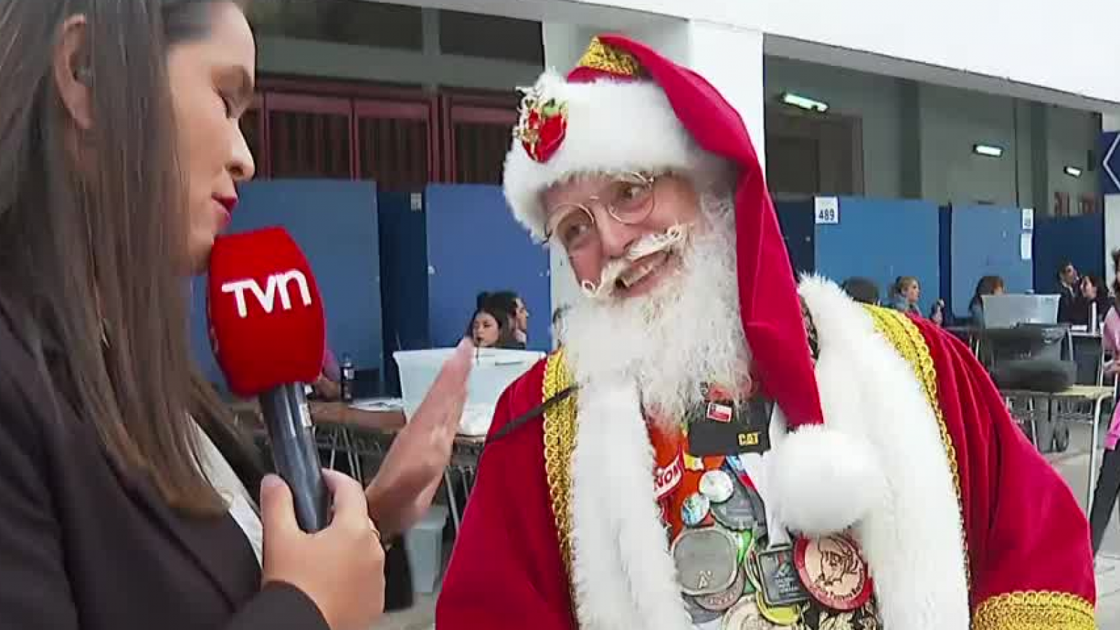 Desde el Polo Norte al Estadio Nacional: el Viejito Pascuero también cumplió con su voto
